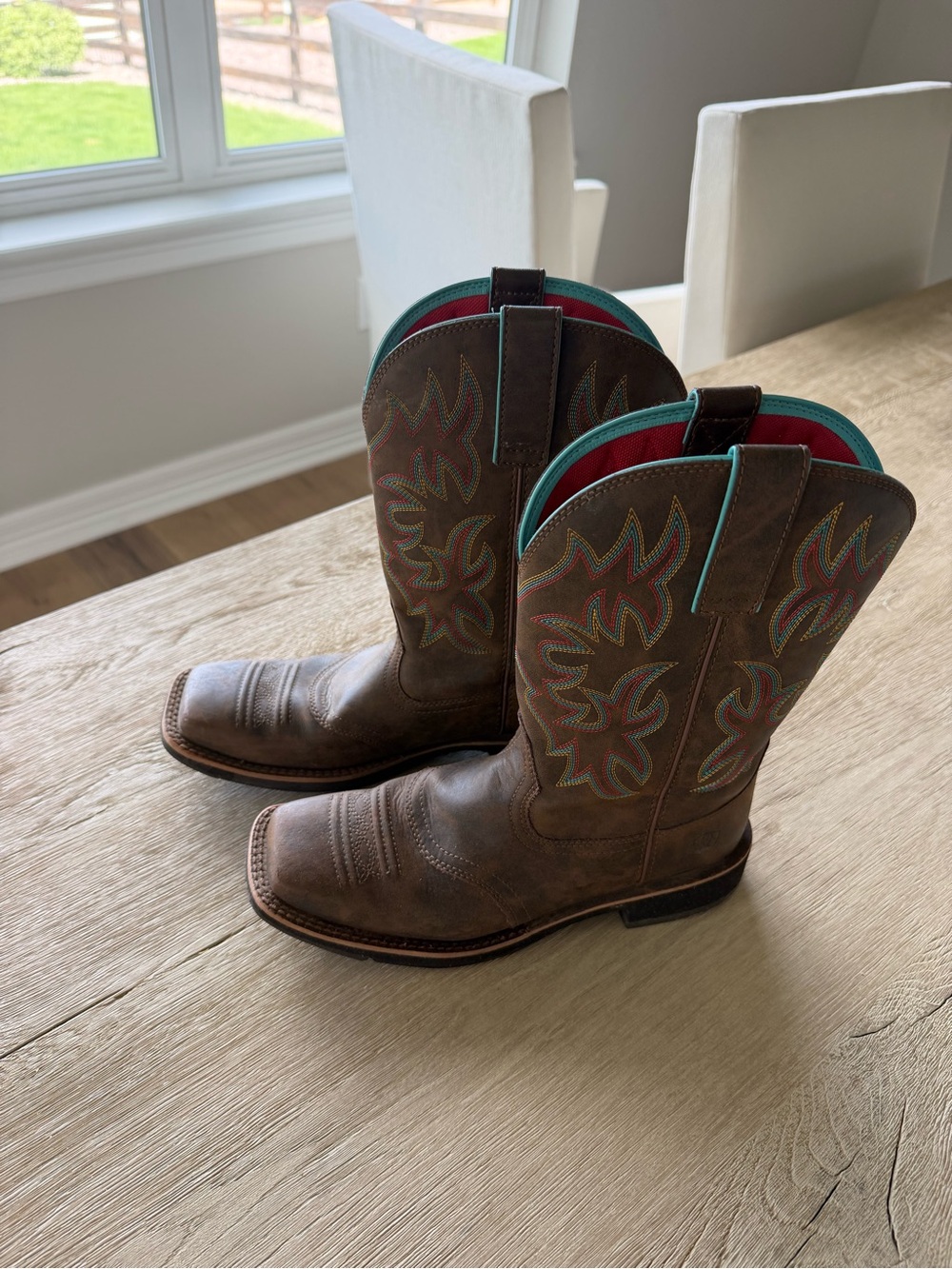 Ariat Red Textile Interior Label - Picture 5 of 10